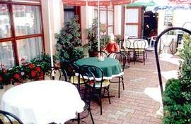 Hotel Lvai - tterem, kerthelyisg